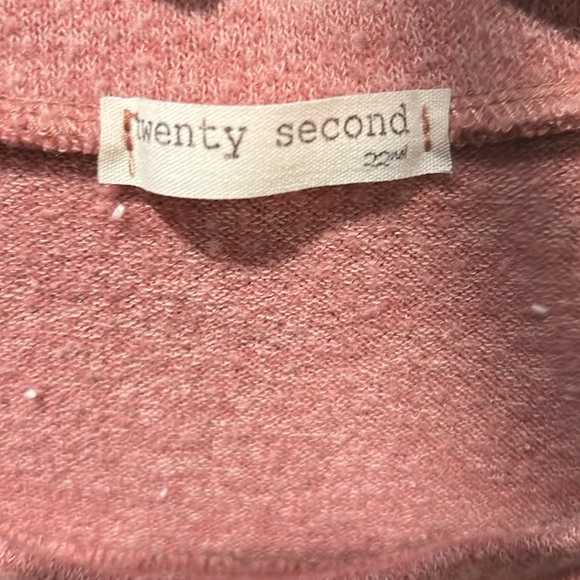 Twenty second size medium top - Picture 2 of 4